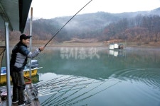 낚시춘추, 충북_충주호 실리곡낚시터-겨울 물낚시 호황  “1월 초가 피크”