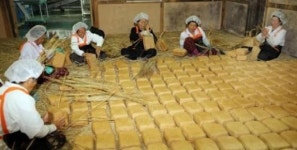 신기마을의 메주 묶기