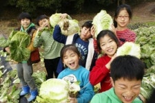 뭐니? 김치 담가 드리려구요 누구? 옆집 할머니 할아버지