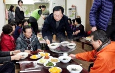 광주 동구 학동주민센터, 경로당서 떡국ㆍ과일 대접