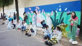 동아여고 학생들 벽화 그리기 봉사