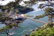 출렁다리 지나 충무공 혼 깃든 친환경 섬서 힐링