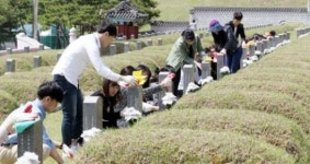 북구 신입 공무원들 5ㆍ18묘비 정비