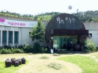 시골 마을에 자리 잡은 문화 사랑방에 오이소