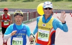 50대 시각장애인 68번째 풀코스 완주눈길