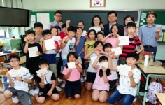 일동초등학교에 나타난 광주시 도로과 직원들