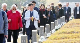 5.18묘지 찾은 아시아문학페스티벌 작가들