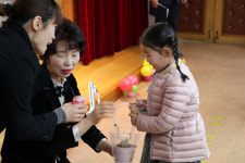 마술쇼·동화구연·실습복 기증까지… 이색 입학식 눈길