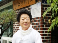 솔갱이가 병아리를 채갈때엔  닭도 목숨걸고 싸우는 벱이여
