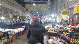 삶과 희망이 얽힌 곳…재래시장의 새벽은 살아있다