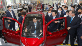 영광군 대풍전기 자동차 공장 찾은 정세균 국무총리