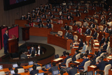 文대통령 대결·적대의 정치 청산, 협치시대 열어야