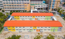 코로나19 시대, 교정에 설치된 컨테이너 임시 교실