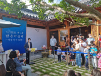 비단부채에 채색… 맑은 미술제 눈길