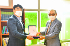 김태완 광산구 의원, 수완 경로당협의회에게 공로패 받아