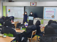 장성공공도서관, 장성여중서 도서관과 사람들 운영