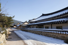 이돈삼 마을 이야기> 아무나 열고 가져가라 적힌 쌀독 온정·나눔·배려 마음 빛나는 마을