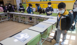 교실 둘러보는 신입생
