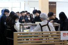 고물가 시대, ’맛집’ 아닌 ‘학식’ 찾는 대학생들