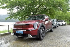 “넓은 공간·탄탄한 주행력…  다 갖춘 전기차”