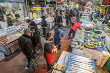 [전남일보]오늘의포토> 대목 맞은 광주 양동시장