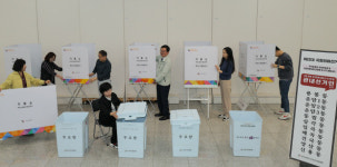 용봉동 사전투표소, 기표소와 투표함 설치