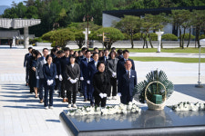 광주 서구의회, 제44주년 5·18 민주묘지 참배