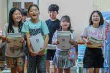 새학기 교과서 받는 학생들