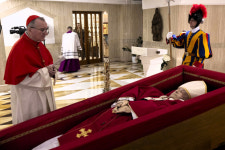 ‘목관 안치’ 프란치스코 교황 사진 공개