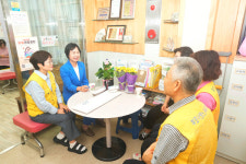 명진 시의원 추석맞이 노인복지센터 위문품 전달