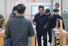 정청래, 지하철·버스 타고 국회 출근…차량5부제 동참