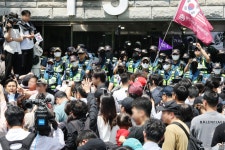 잠실 투표소 봉쇄 시위대, 개표소로 집결…올림픽공원 출입구 점거