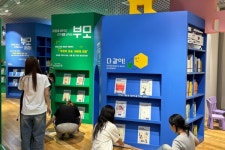 아이 책 고르다 부모도 한 권…ACC 어린이도서관에 생긴 특별한 서가