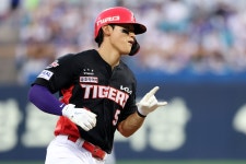 '홈런 1위' KIA 김도영, 시즌 33호포…3경기 연속 '손맛'