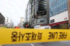 [속보] 경찰, 역삼동 빌딩 연쇄방화 용의자 추적중…70대 남성