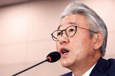 '1억원대 뇌물 의혹' 강호동 농협중앙회장, 경찰 세 번째 소환 조사