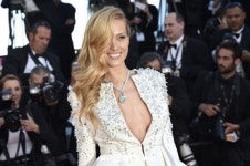 페트라 넴코바 ‘풍만한 가슴라인’