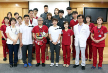 태권도 국가대표 선수단, 이성복 강동경희대치과병원장에 감사패 전달