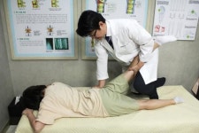 허리통증 줄이는 추나요법, 봉약침 더하면 효과↑