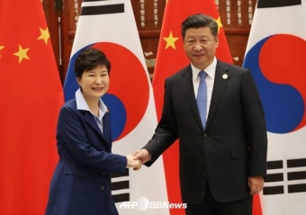 박 대통령-시진핑 주석, 한·중 정상회담 진행 “지역 정세 불안 가중…양국 협력해야”