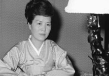 고(故) 육영수 여사 숭모제 아수라장… 반대시민단체·보수단체 몸싸움