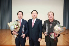 경남농협, 상호금융 예수금 달성탑 수여…남창원농협·거제사등농협