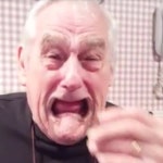 게임 중 틀니 ‘쏙’ 빠진 할아버지, 페이스북 난리