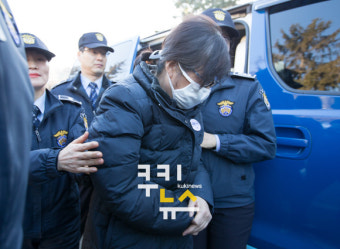 최순실, 16일 대통령 탄핵심판 증인 출석…고개 숙인 채 묵묵부답
