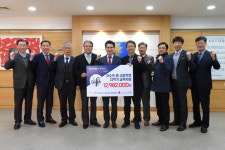 한국지엠 창원공장, 저소득 중·고등학생 신학기 교복 지원…1290여만원 전달