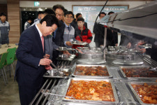 안상수 시장 ‘찾아가는 기업현장’ 소통 행정 전개…세방전지 방문