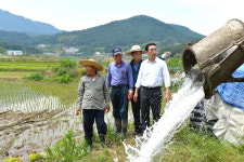 “가뭄 피해 막아라”…남해군, 레미콘 차량 동원해 마른 논에 용수 공급