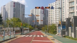 “눈에 잘 띄니깐 안전운전 할 수 있어요~” …창원시,‘옐로카펫노란 신호등’ 설치