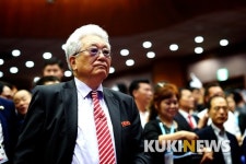 [쿠키 줌 업] 다치지 말아다오...北 태권도 시범단 격려하는 장웅 위원