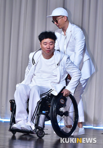 강원래 휠체어 밀어주는 구준엽